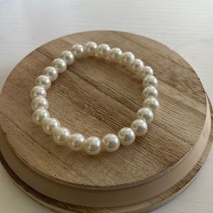 Perl bracelet. Rarely used and in amazing shape.